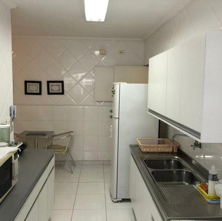 Apartamento na Praia de Pitangueiras-Guarujá à 50mt da praia e comércio perto Exterior foto